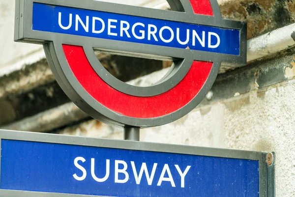 Londra - 24 Eylül 2016: Metro giriş işareti. Londra U — Stok fotoğraf