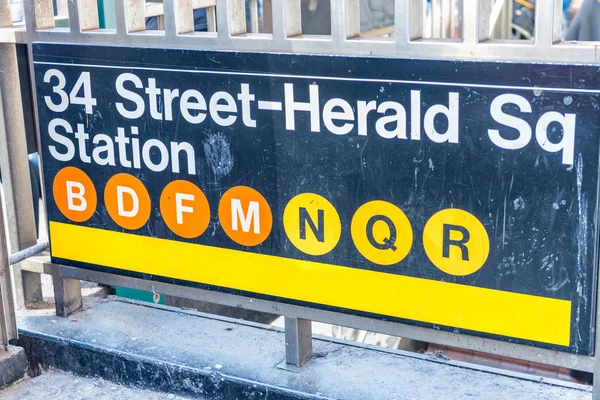 34th street Herald Square sinal de metrô em Nova York CIty — Fotografia de Stock