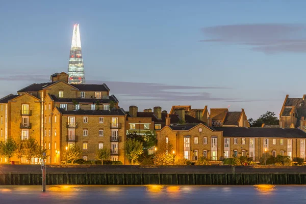 London old buildings at sunset near Canary Wharf with modern sky — Stock Photo, Image