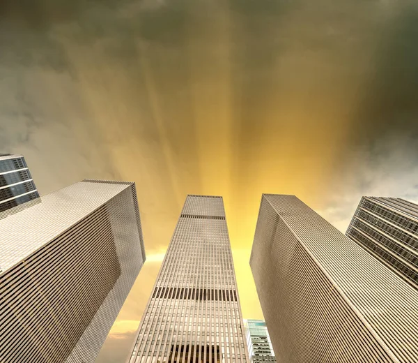 纽约城商业摩天大楼从街道水平在日落时分 — 图库照片