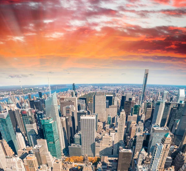 Skyskrapor från New York City vid solnedgången — Stockfoto