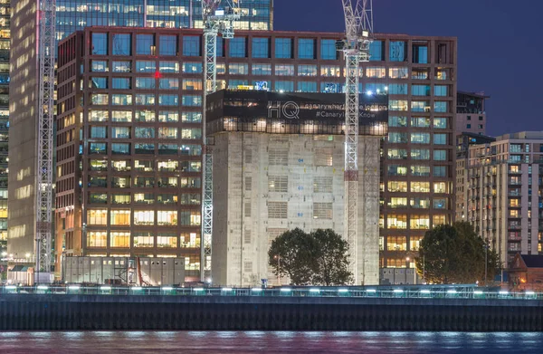Londen - 25 September 2016: Canary Wharf gebouwen langs de rivier — Stockfoto