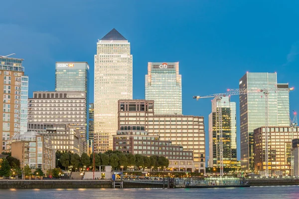 Londen - 25 September 2016: Canary Wharf gebouwen langs de rivier — Stockfoto