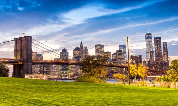 ブルックリン ブリッジとマンハッタンのスカイライン f の美しいサンセット ビュー — ストック写真