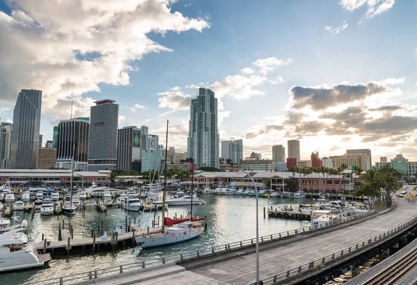 Straße nach Miami. Stadtbild bei Sonnenuntergang — Stockfoto