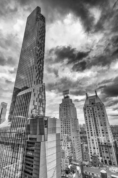 Midtown Manhattan uit dak, luchtfoto bij zonsondergang — Stockfoto