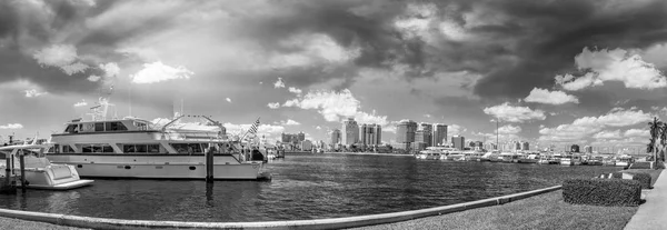 Skyline in bianco e nero di West Palm Beach, Florida — Foto Stock