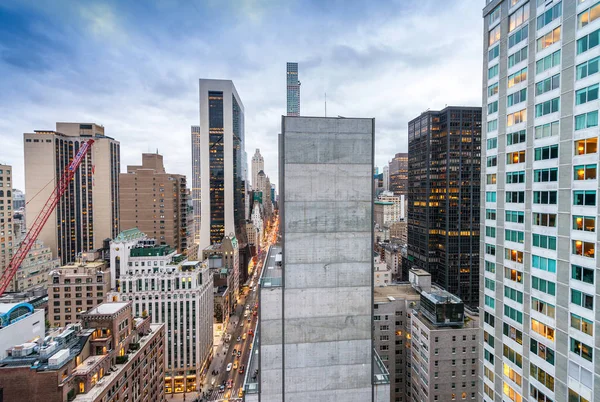 Центрі Манхеттена з даху, пташиного польоту на заході сонця — стокове фото