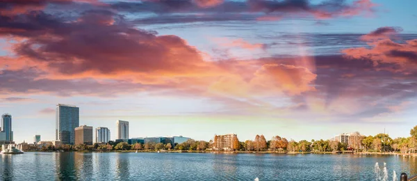 Orlando, Florida. Lake Eola at sunset — Stock Photo, Image