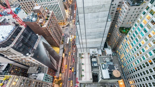 Midtown Manhattan od střechy, letecký pohled při západu slunce — Stock fotografie