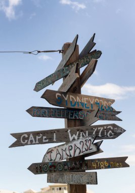 Fort Zachary, çeşitli hedeflere rustik ahşap tabela, 
