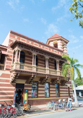 Key West, Fl - 21 Şubat 2016: Şehir sokaklarını güzel bir su üzerinde