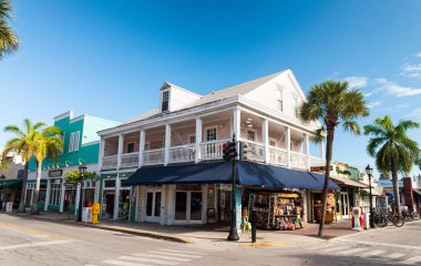 Key West, Fl - 21 Şubat 2016: Şehir sokaklarını güzel bir su üzerinde