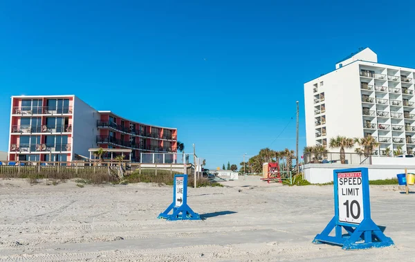 Sandy Road van Daytona Beach op een zonnige dag, Florida — Stockfoto