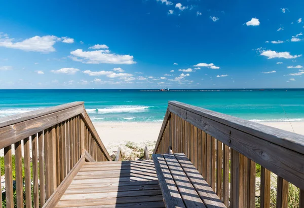 Wooden passage to the wonderful ocean — Stock Photo, Image