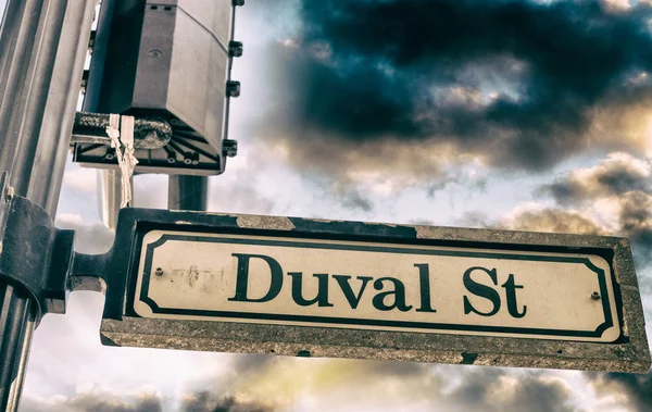 Duval sinal de rua em Key West ao pôr do sol, Florida — Fotografia de Stock