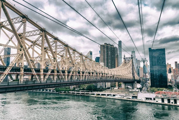 Increíble horizonte de Manhattan desde Roosevelt Island en un día nublado — Foto de Stock