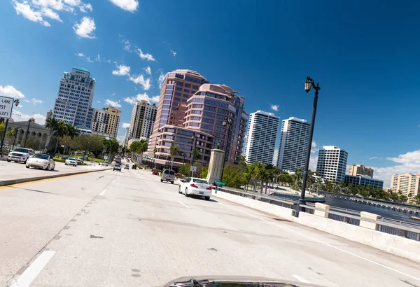 WEST PALM BEACH, FL - JANUARY 2016: Cityscape on a beautiful sun — Stock Photo, Image