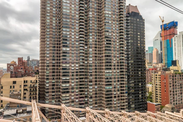 Fantastisk Manhattan skyline från Roosevelt Island en mulen dag — Stockfoto