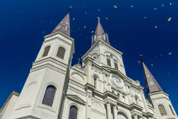 New Orleans St Louis kathedraal op Mardi Gras feesten met c — Stockfoto