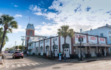 Key West, Fl - 21 Şubat 2016: Şehir sokaklarını güzel bir su üzerinde