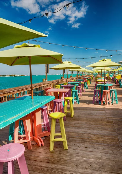 Terrasse en plein air avec tables colorées — Photo