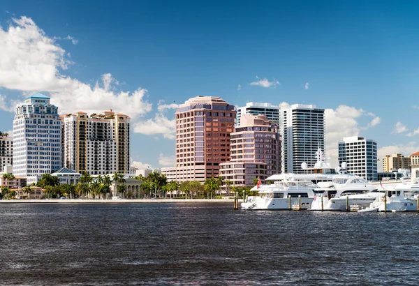 West Palm Beach, Floride. skyline de la ville panoramique sur une belle — Photo