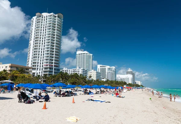 Miami - Ocak 2016: İnsanlar güney sahilde dinlenin. Ben Miami Beach — Stok fotoğraf