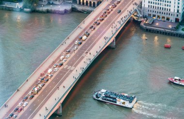 Tower Bridge, Londra havai görünümü üzerinde ulaşım