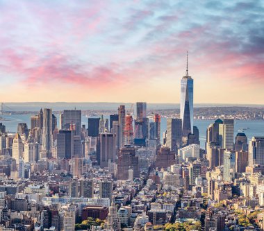 Gün batımında Lower Manhattan kısmının havadan görünümü