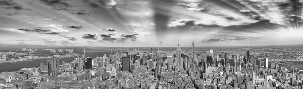 Vista aérea al atardecer de la ciudad de Nueva York —  Fotos de Stock