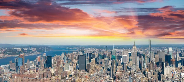 Вид с воздуха на Манхэттен на закате — стоковое фото