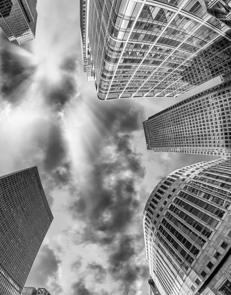 Zwart-wit skyline van Canary Wharf, Londen — Stockfoto