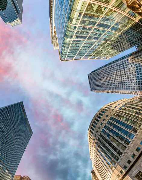 Himmelsblick auf Kanarienvogelhäuser in London — Stockfoto