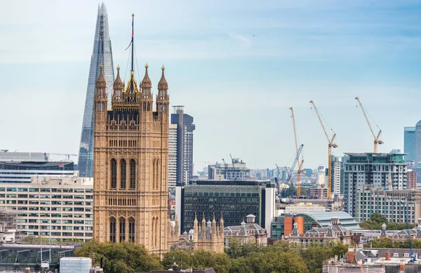 Лондонский пейзаж, Вестминстер и современные здания — стоковое фото
