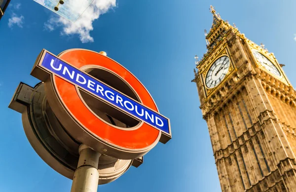 LONDRA - 25 SETTEMBRE 2016: simbolo della metropolitana di Londra sotto Big — Foto Stock