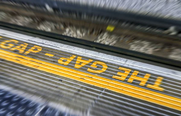 Cuidado con la señal de brecha en el metro de Londres — Foto de Stock