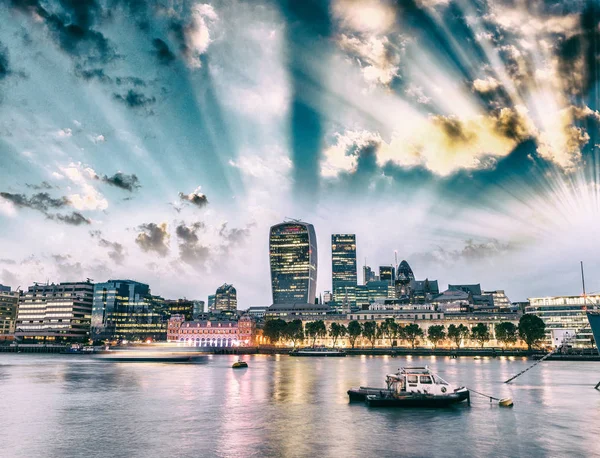 Canary Wharf gebouwen bij zonsondergang - Londen — Stockfoto