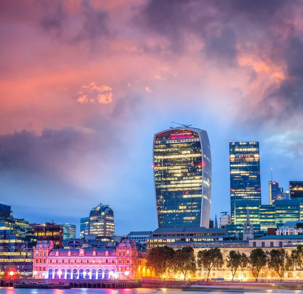Canary Wharf gebouwen bij zonsondergang - Londen — Stockfoto