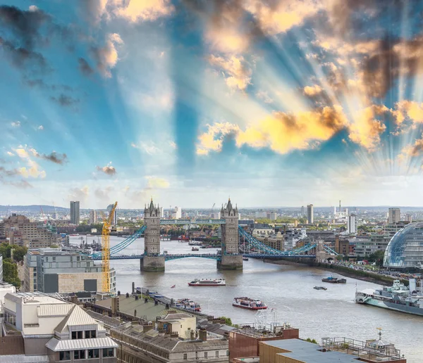 De skyline van Londen met de Tower Bridge en de rivier de Theems — Stockfoto