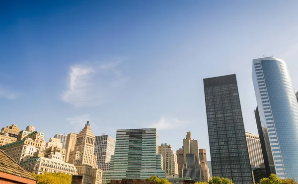 Ciudad de Nueva York skyline, edificios antiguos y modernos — Foto de Stock