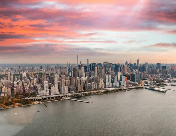Midtown Manhattan vom Hubschrauber aus gesehen — Stockfoto
