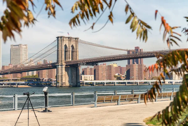 Brooklyn Bridge framed by autumn trees — Stock Photo, Image