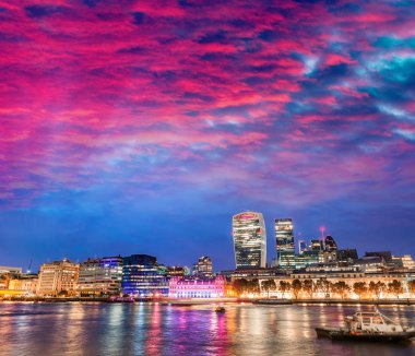 Gün batımında - Londra Canary Wharf binalar