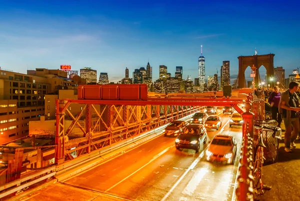 Бруклінський міст трафіку на ніч, Нью-Йорк — стокове фото