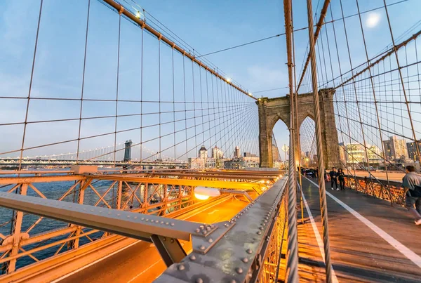 New york city - brooklyn bridge i solnedgången — Stockfoto