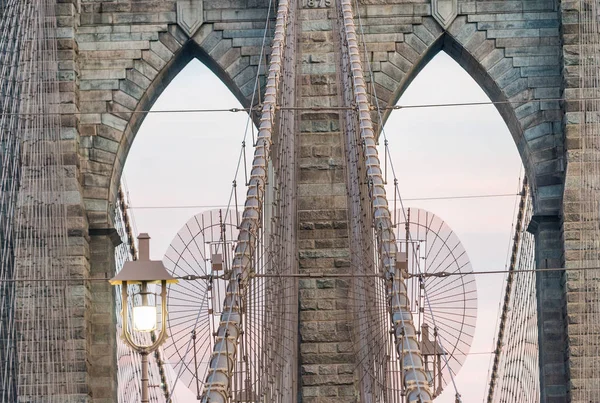 Colunas de Brooklyn Bridge detalhe, Nova York — Fotografia de Stock