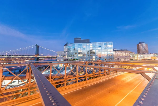 Brooklyn buildings at sunset von der brooklyn bridge, new york city — Stockfoto