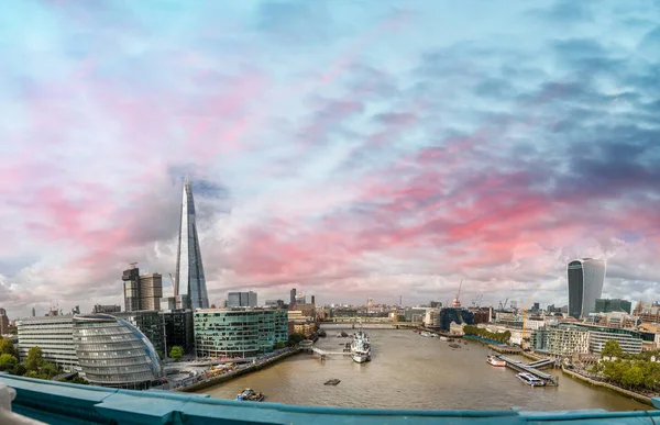 Londons Skyline bei Sonnenuntergang von der Tower Bridge — Stockfoto