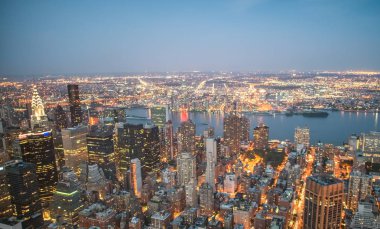 Manhattan'ın ışıklarından New York şehrinin gece, havadan görünümü